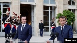 Kryeministri i Kosovës, Albin Kurti (majtas), në takim me presidentin francez, Emmanuel Macron, qershor 2021.