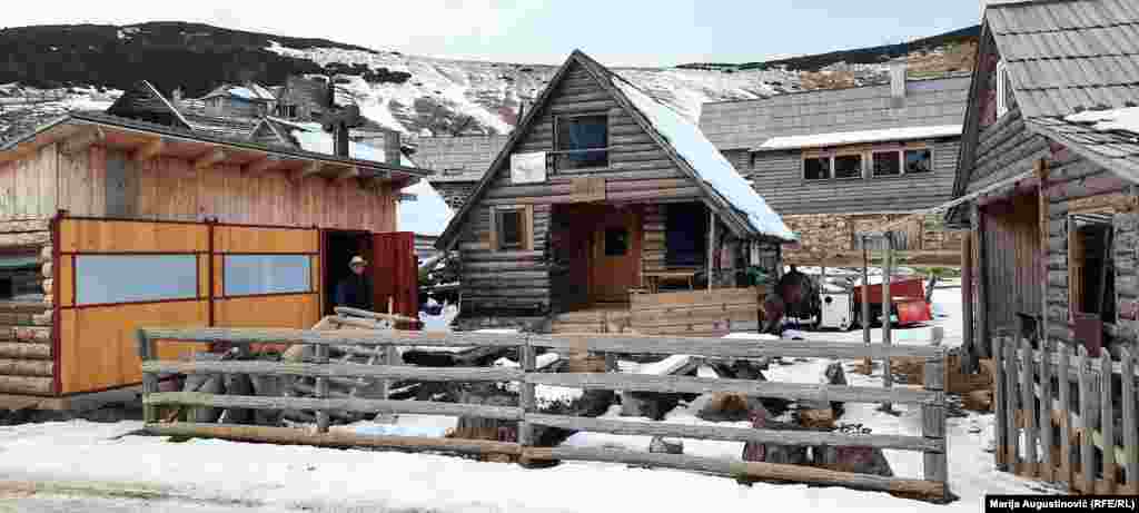 Na brojnim vikendicama postavljene su table s natpisima &quot;For sale&quot; ili &quot;For rent&quot;. Osim na bosanskom i engleskom jeziku, oglasi prodaje i iznajmljivanja napisani su i na arapskom jeziku. Cijena noćenja po osobi je od 15 KM (oko 7,5 eura), a vlasnici gostima prodaju i domaće proizvode.