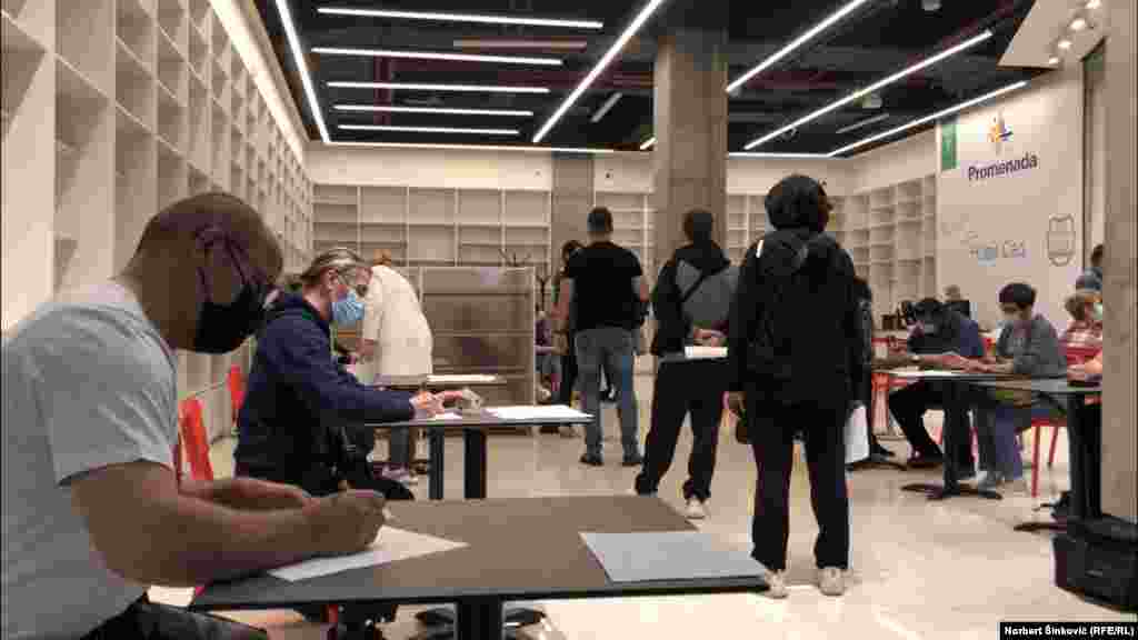 Jedni čekaju u redu za vakcinaciju, dok drugi popunjavaju formulare neophodne da bi se dobila neka od vakcina protiv korona virusa dostupnih na tržištu u Srbiji.&nbsp;