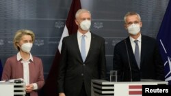 S lijeva na desno: Ursula fon der Lejen, predsjednica Evropske komisije, Krisjanis Karins, letonski premijer i Jens Stoltenberg, generalni sekretar NATO saveza, Riga, Letonija, 28. novembar 2021.