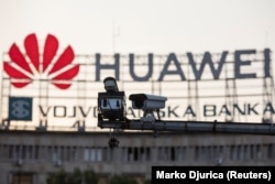 Kamera za nadzor ispred Huawei loga u Beogradu, Srbija, 12. avgusta 2020.