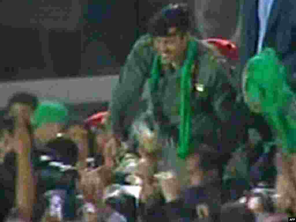 Gadafijev sin Khamis pozdravlja očeve pristalice u Tripoliju, 29.03.2011. Foto: AFP / Libijska televizija 