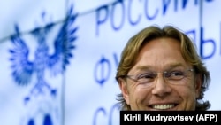 Главный тренер сборной России Валерий Карпин 