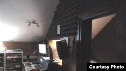 Prazan studio Radija 101, siječanj 2011