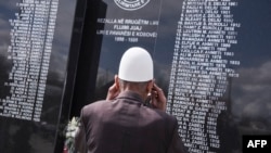 Një burrë duke shikuar memorialin e familjarëve të vrarë gjatë luftës në Kosovë. Foto nga arkivi