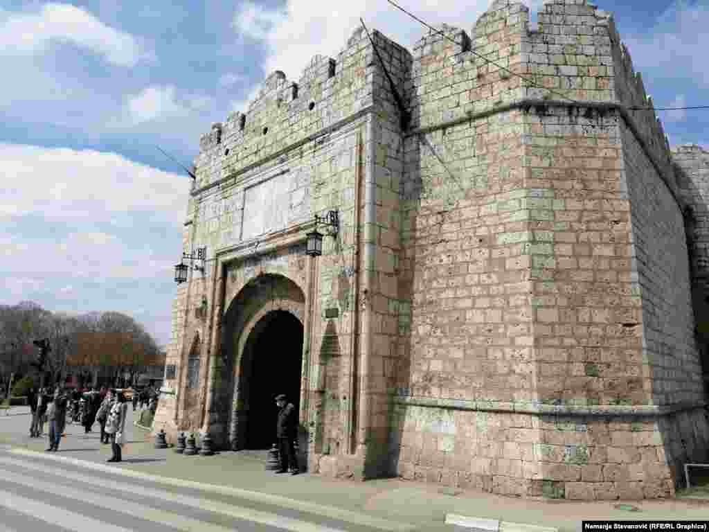 Stambol kapija niške Tvrđave je glavna kapija, a osim nje postoje i Vodena, Vidin i Beogradska kapija koja je zaklonjena Cvetnom i Zelenom pijacom.