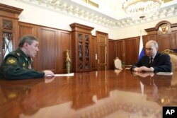 Ресей президенті Владимир Путин және Ресей қарулы күштерінің қолбасшысы Валерий Герасимов. 19 сәуір 2025 жыл.