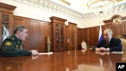 Ruski predsjednik Vladimir Putin (desno) razgovara sa načelnikom Generalštaba Rusije, Valerijem Gerasimovim, tokom sastanka u Kremlju 19. aprila.