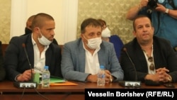 Съсобственикът на "Градус" Иван Ангелов (в средата) седна до бизнесмена Светослав Илчовски, който ден по-рано го обвини в изнудване