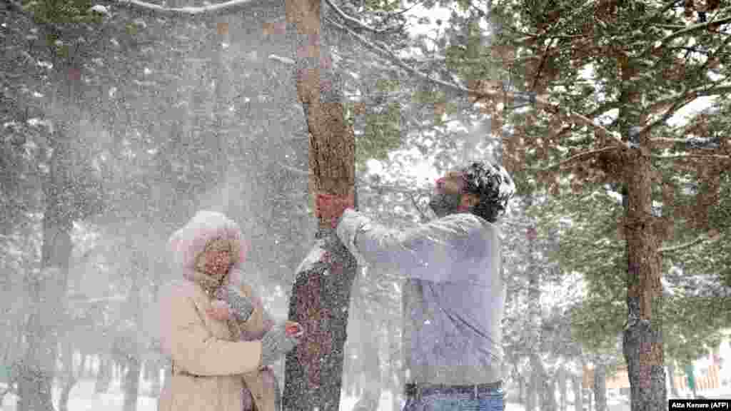 Iranci se igraju na snijegu u planinskom odmaralištu Tochal.