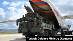 Delovi sistema S-400 stižu na aerodrom "Murted" u blizini Ankare, 12. jul 2019