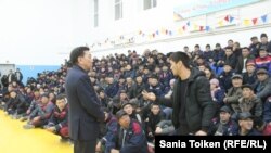 Алик Айдарбаев, аким Мангистауской области, говорит с нефтяниками на месторождении Каламкас. 10 января 2015 года. Иллюстративное фото.