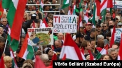 Tüntetők az MTVA Kunigunda utcai székháza előtt, Budapesten 2024. október 5-én