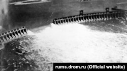 Украйна. Язовирът "Днепрогес" е взривен от съветските военни на 18 август 1941 г. без предварителна евакуация на населението. Загиват хиляди цивилни. Кадърът от май 1942 г.