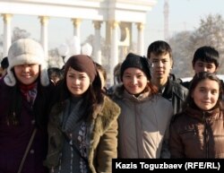 Первокурсники одного из алматинских колледжей. Алматы, 11 ноября 2011 года.