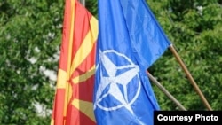 Знамиња на Македонија и на НАТО.