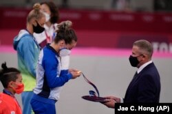 Xhudistja Distria Krasniqi duke marrë medaljen e artë në Lojërat Olimpike Tokio 2020.
