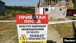 Пред куќата купена од Рио Тинто во Горње Недељице е поставен знак „Забранет е пристап на неовластени лица“.