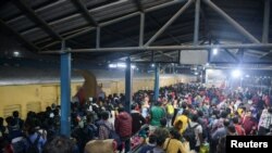 Ljudi među kojima su i mnogi hinduistički hodočasnici na putu za festival "Maha Kumbh" na željezničkoj stanici u Nju Delhiju, 15. februar 2025.