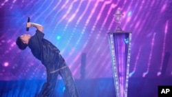 Câștigătorul Concursului Eurovision JJ din Austria interpretează piesa „Wasted Love” la Marea Finală a celui de-al 69-lea Concurs Eurovision, la Basel, Elveția, la 18 mai 2025.
