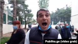 კაცი, რომელიც თავს დაესხა ჟურნალისტს და სიტყვიერი შეურაცხყოფა მიაყენა მედიის სხვა წარმომადგენლებსაც.