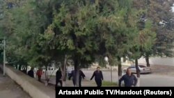 Locuitori căutând adăpost după ce s-au auzit explozii la Stepanakert, în Nagorno-Karabah. 