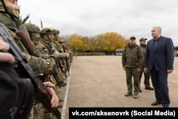 Российский глава Крыма Сергей Аксенов с бойцами подконтрольного ему формирования "БАРС-Крым", 28 октября 2025 года