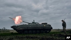 Ukrajinsko oklopno vozilo puca prema ruskim položajima u blizini Avdijevke, u regiji Donjecka. (arhivska fotografija)