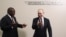 Președintele Rusiei, Vladimir Putin, dreapta, îl întâmpină pe președintele Africii de Sud, Ramaphosa la stațiunea Soci, de pe țărmul mării, 23 octombrie 2019