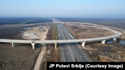 Srbija bi, prema posljednjim najavama, dionicu autoputa Beograd–Sarajevo, Sremska Rača–Kuzmin, trebala završiti do kraja godine. 