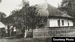 Imagine de epocă, în cursul unei vizite a lui George Enescu