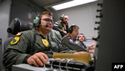 Оператори розвідки НАТО працюють за комп'ютерами на борту літака повітряного спостереження AWACS НАТО під час польоту над повітряним простором Польщі в рамках нової місії альянсу Eastern Sentry. 19 вересня 2025 року