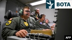 Operatorë të survejimit punojnë në bord të një avioni mbikëqyrës mbi hapësirën ajrore të Polonisë, si pjesë e misionit të ri të NATO-s, Roja Lindore, 19 shtator 2025.