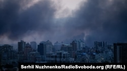 Дым над Киевом после российского удара, 10 июня 2025 года