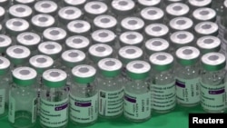 Shishe të zbrazëta të vaksinës AstraZeneca.