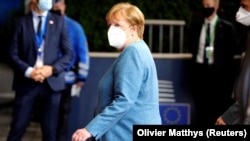 Merkelova je apelovala na građane da se susreću sa značajno manje ljudi, kako izvan, tako i kod kuće.