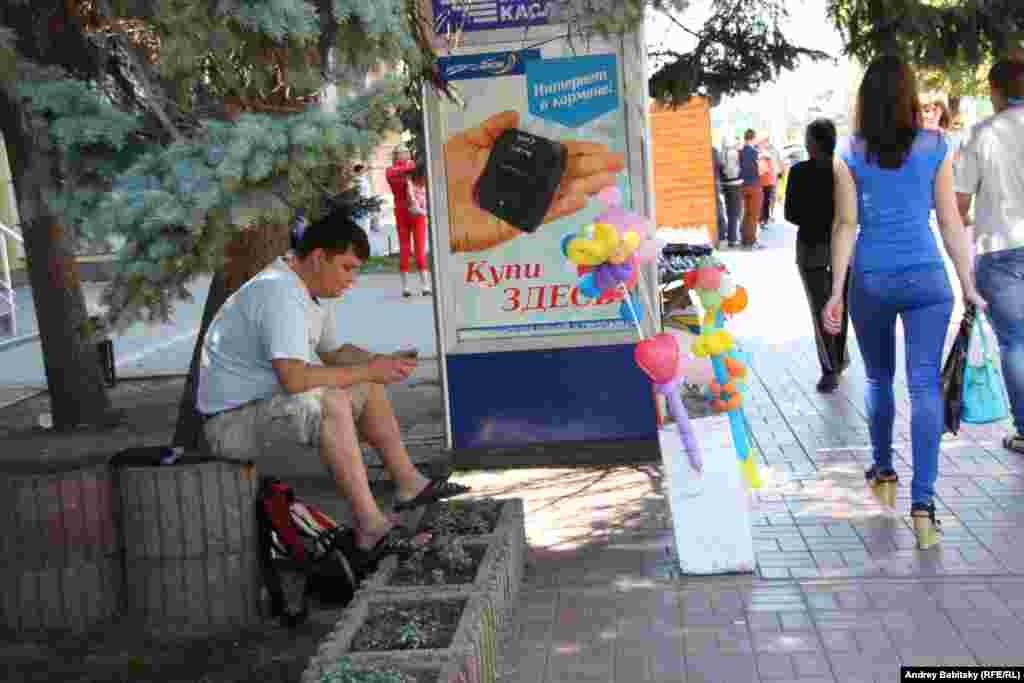 Если не съезжать с главной улицы на боковые или параллельные, может показаться, что жизнь здесь идет обычным чередом.