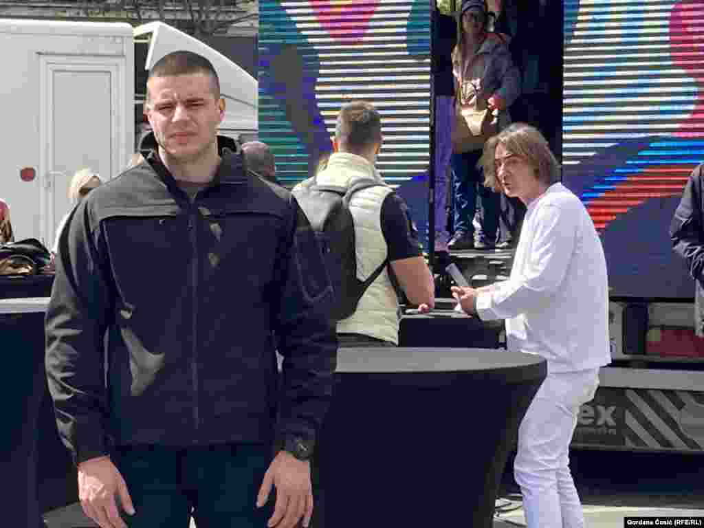 Vlasnik komercijalne prorežimske televizije Pink Željko Mitrović (desno) zadužen je za deo muzičkog programa na skupu pristalica vlasti. 