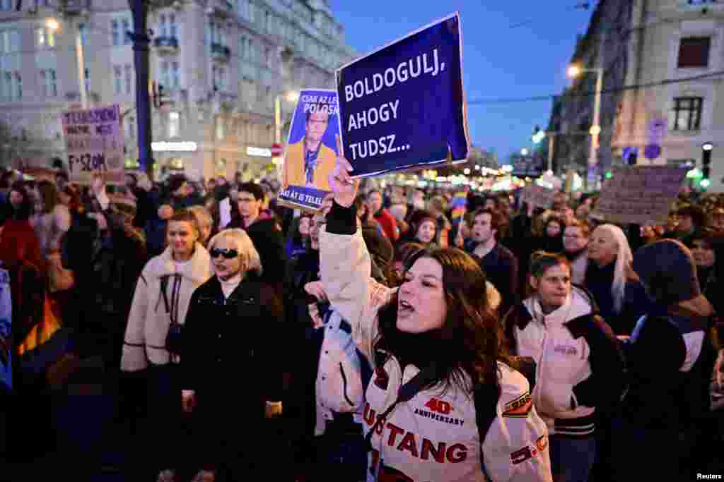 Számos transzparens volt olvasható a tömegben.