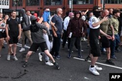 Sute de protestatari violenți au fost arestați în urma revoltelor din ultima săptămână. Bristol, 3 august.