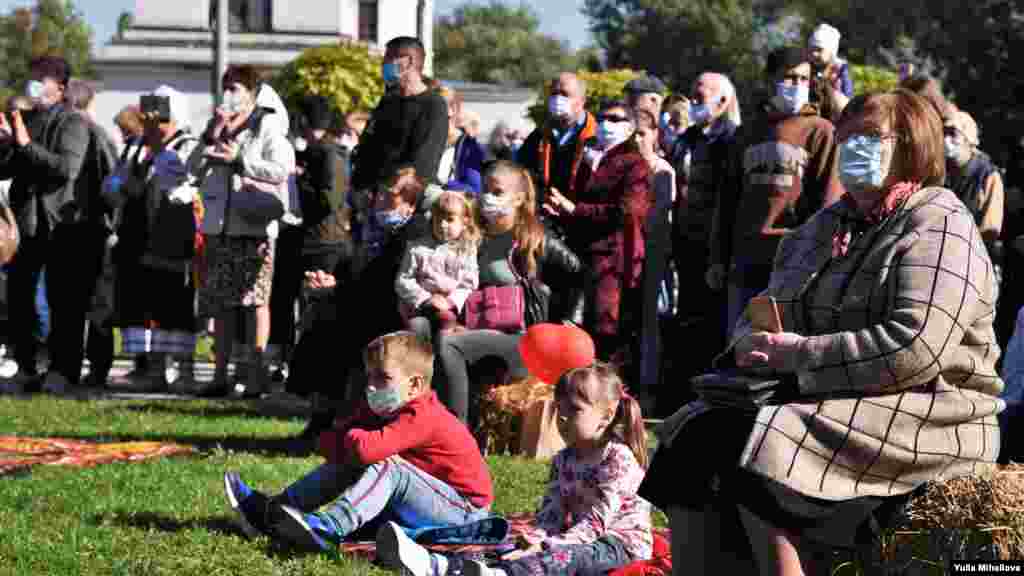 Publicul adunat să urmărească serbarea.