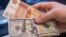За первые десять дней августа курс рубля к доллару снизился на 10%