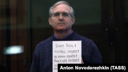 По време на съдебното заседания в понеделник Уилън издигна бележка, която гласеше: „Фалшиво дело! Бърза операция! Без права на човека! Живота на Пол е от значение! Нужни са решителни действия от президента и депутатите! 