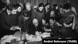 Андрей Сахаров сред журналисти в Дома на киното в Москва, след като е обявил, че се кандидатира за депутат. 22 януари 1989 г.