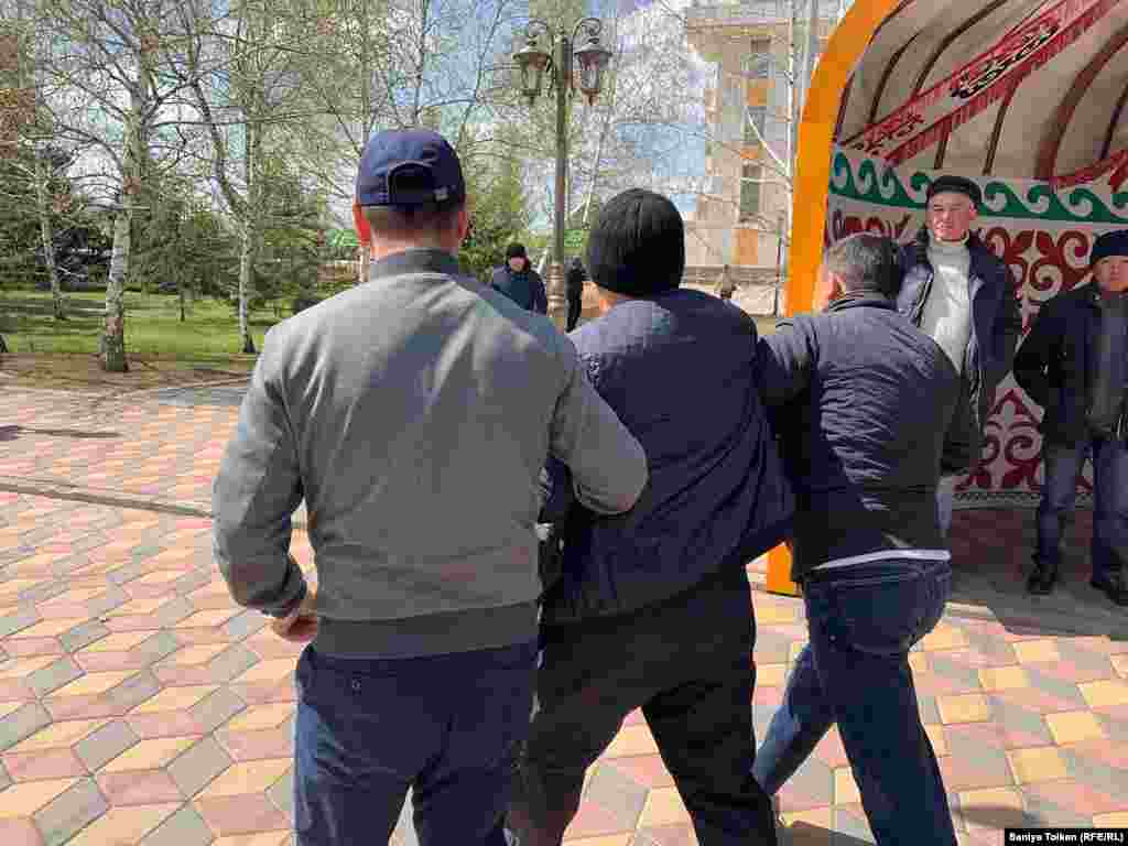 Полицейские задерживают протестующих. Нур-Султан, 1 мая 2019 года.