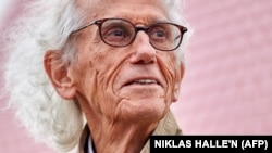 18 юни 2018 г. Българският художник Кристо представя проекта си Мастаба в Хайд Парк в Лондон. 