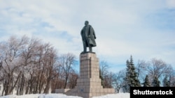 Spomenik Vladimiru Lenjinu u ruskom gradu Uljanovsku. Sve veći broj kineskih posjetilaca putuje u tu oblast zbog njegovog istorijskog značaja kao rodnog mjesta sovjetskog lidera, čije je rođeno ime bilo Vladimir Iljič Uljanov.