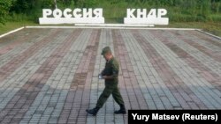 Часовой проходит по плацу на пограничном переходе между Россией и Северной Кореей. Туманган, 18 июля 2014 года. 