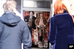 Un poster al filmului cel mai cunoscut al lui Redford cu Newman, „Butch Cassidy and the Sundance Kid", la festivalul de film Sundance, în 18 ianuarie 2024.