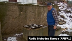 Mомчило Илиевски од кумановското село Пчиња го покажува бунарот од каде се снабдуваат со в